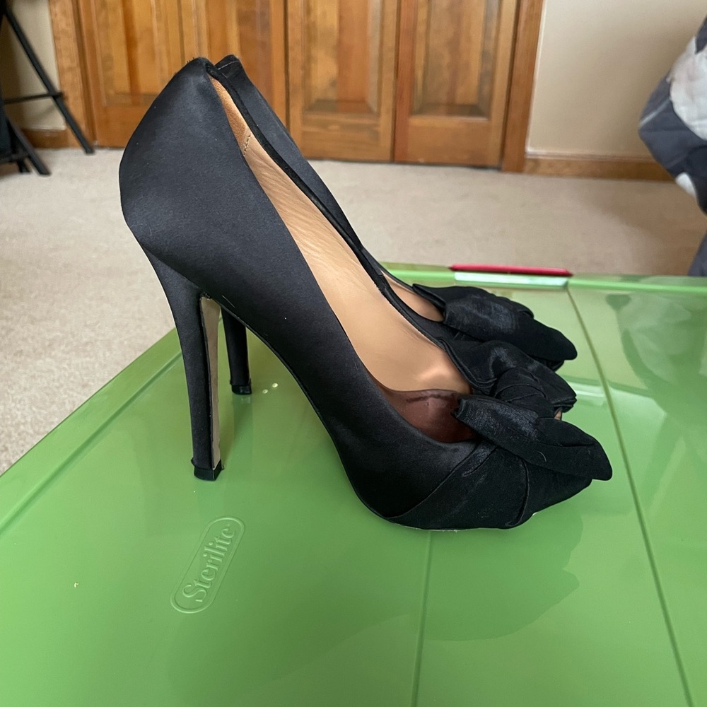 Badgley Mischka Black Bow Peep Toe Heels - Picture 2 of 3